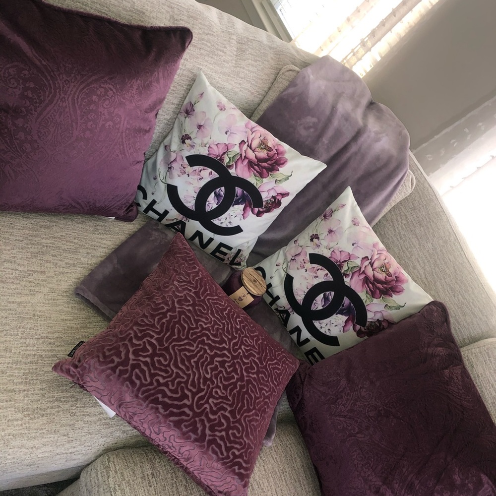 Accent pilliow in throw